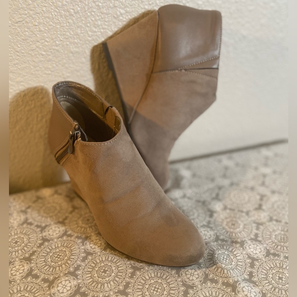 CL By Laundry~Beige~Faux Suede & Leather~Side Zip~Almond Toe~Wedge Bootie~Size 6